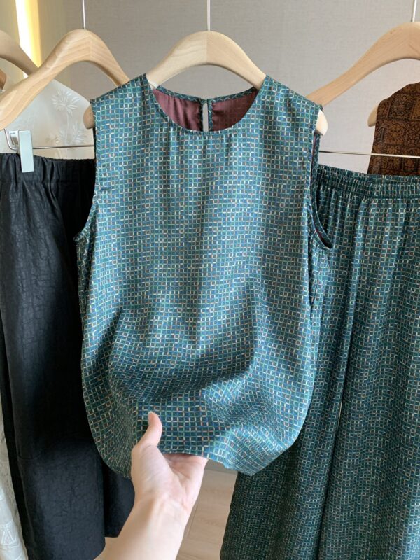 Luxury Light – New Chinese-Style Mulberry Silk Sleeveless Vest Set