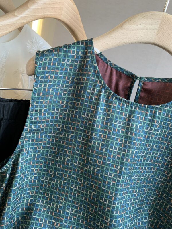Luxury Light – New Chinese-Style Mulberry Silk Sleeveless Vest Set