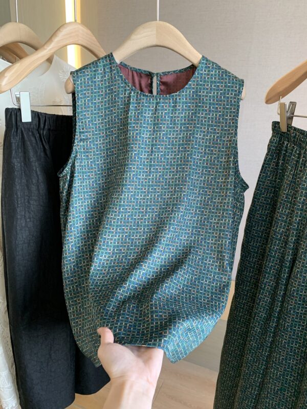 Luxury Light – New Chinese-Style Mulberry Silk Sleeveless Vest Set