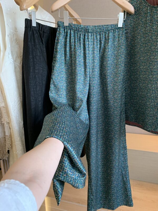 Luxury Light – New Chinese-Style Mulberry Silk Sleeveless Vest Set
