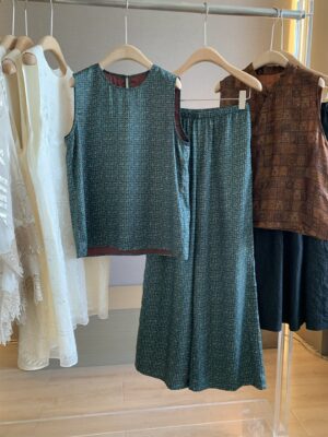 Luxury Light – New Chinese-Style Mulberry Silk Sleeveless Vest Set