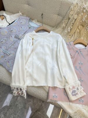 Intertwined Branches and Blossoms Four-Warp Gauze Silver-Embroidered Top
