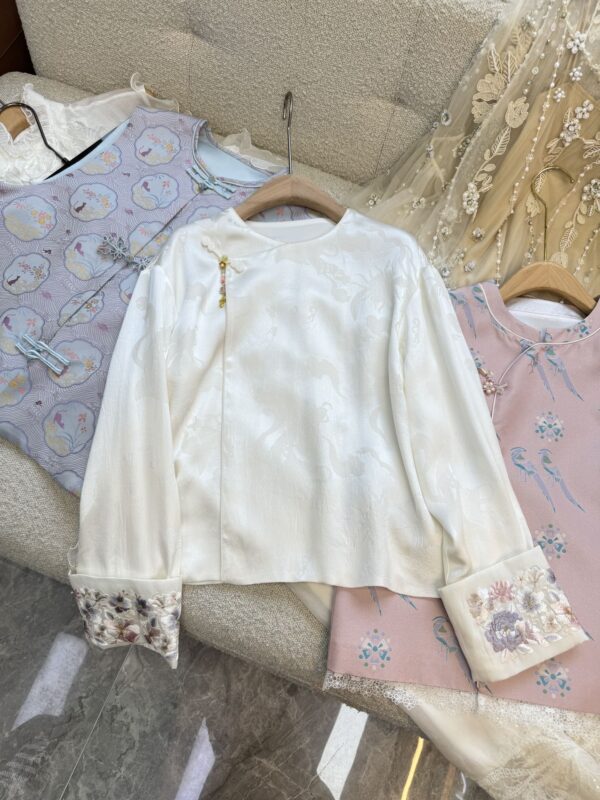 Intertwined Branches and Blossoms Four-Warp Gauze Silver-Embroidered Top