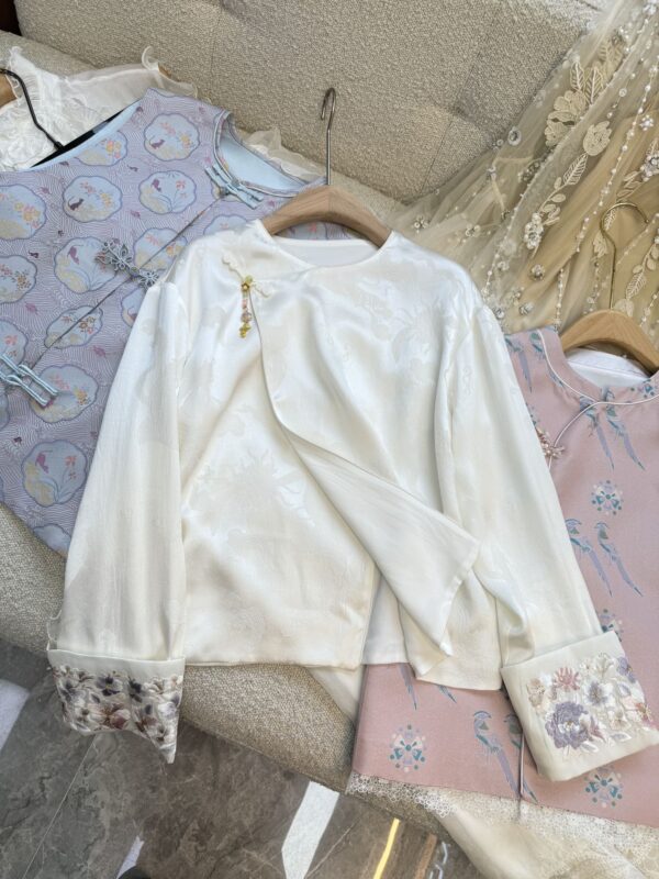 Intertwined Branches and Blossoms Four-Warp Gauze Silver-Embroidered Top