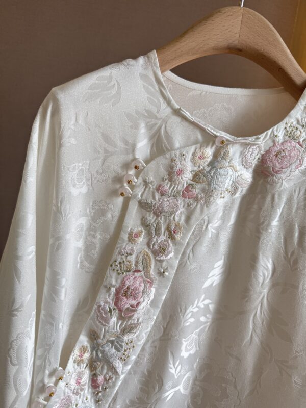 New Chinese-style National Fashion Heavy Silk Embroidered Blouse
