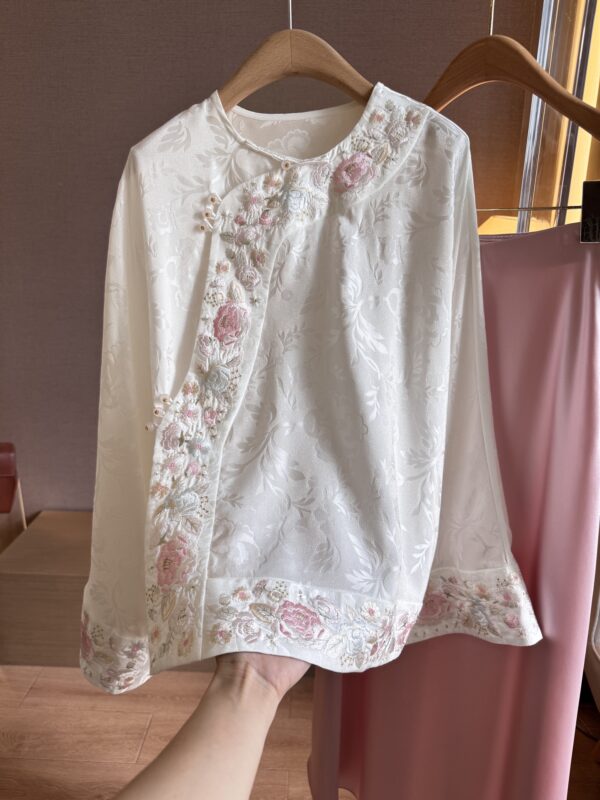 New Chinese-style National Fashion Heavy Silk Embroidered Blouse